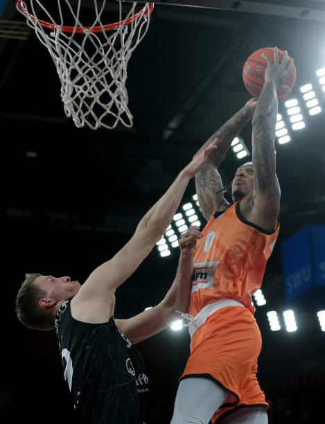 西蒙斯是一 西蒙斯是一