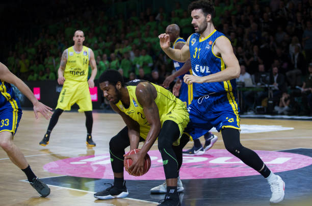 起猛烈反扑 起猛烈反扑