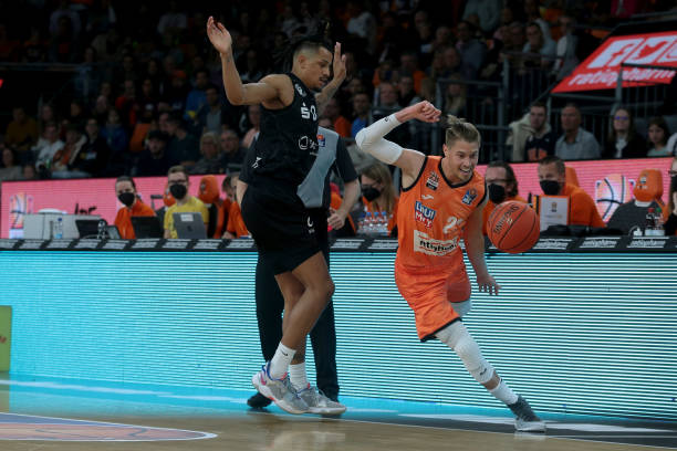 轻而充满激 轻而充满激